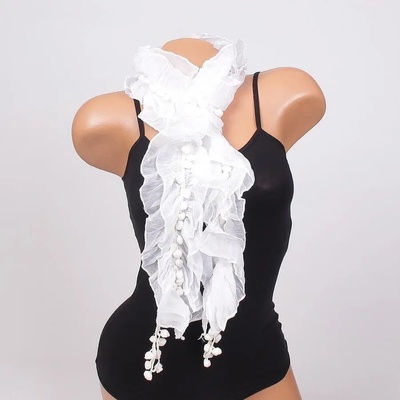 Нежен дамски шал в бяло с топчета