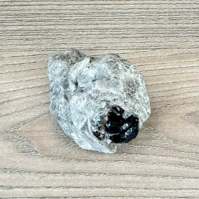 Nefertitis Obsidián Apačská slza v matrixu USA 37 NF64409 - cca 2 cm, 80,9 g