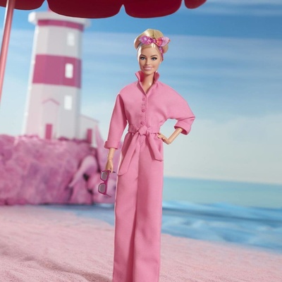 Barbie v růžovém filmovém overalu