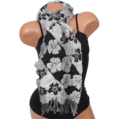 Зимен шал в черно с бели и сиви цветя