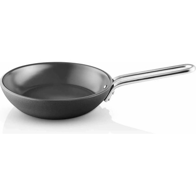 Eva Trio Laser Titanium Professional Pánev 20 cm, masivní tělo dno 10 mm, bez PFAS, titanový povrch, na indukci, do trouby do 300 °C, Eva Solo 304820