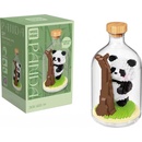 Wise Hawk Panda za stromem