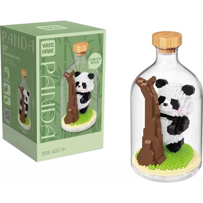 Wise Hawk Panda za stromem