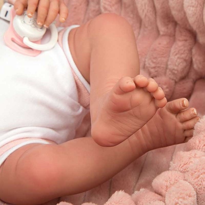 Arias Кукла-бебе Лола в розово плюшено кошче, реално тегло - 40 см (ari98110)