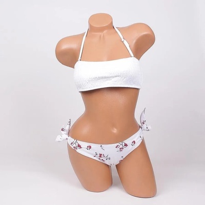 Бански в бяло с бюстие и нежни цветя - чашка b