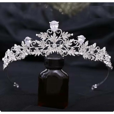 Naishide Jewelry postříbřená korunka do vlasů s krystalovými lístky