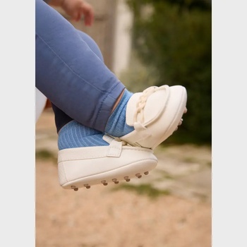 Mayoral Декоративни мокасини за новородено момче в бял цвят с детайл възел Майорал