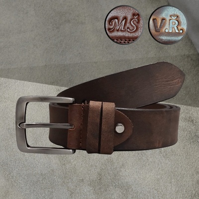 Stylový pánský kožený opasek z prvotřídní broušené kůže s vlastním monogramem v moderní tmavě hnědé barvě.