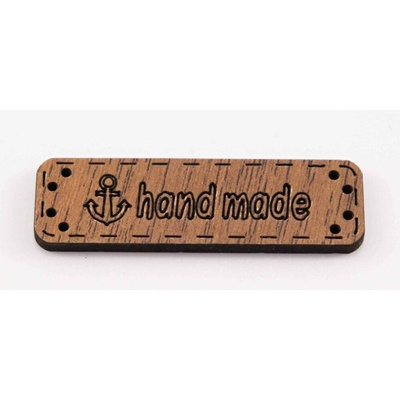 Našívacia drevená štítok Hand made - hnedá - rozmer 4,8 x 1,5 cm