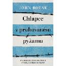 Chlapec v pruhovaném pyžamu