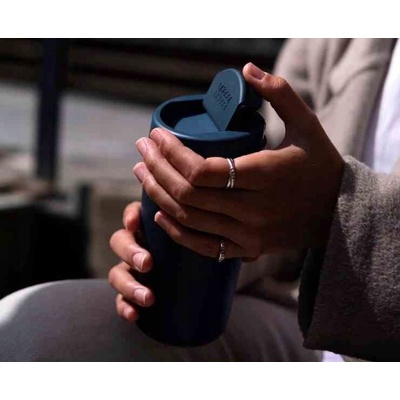 Joseph Joseph Hrnček cestovný s hygienickým uzáverom Sipp Travel Mug 454 ml modrý