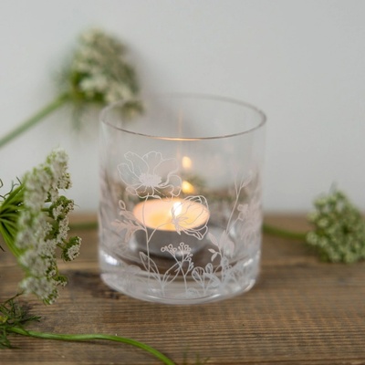 Storefactory Skleněný svícen na čajovou svíčku Blomsteräng 8 cm, čirá barva, sklo