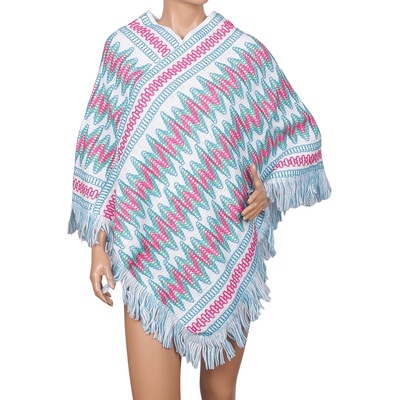 Плетено пончо в бяло с ефектни цветни орнаменти