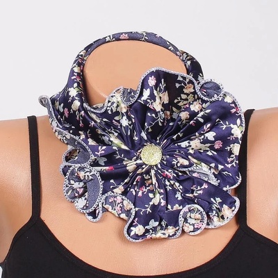 Фишу-цвете с тъмносин десен на малки цветенца