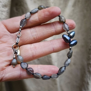 Katyba náramky Tri riečne perly a labradorit S0312