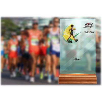 Skleněná trofej na dřevěném podstavci Chůze Výška: 17 cm