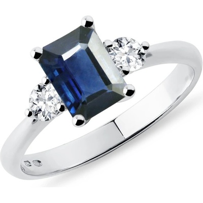 Klenota Prsten se safírem emerald cut a brilianty v bílém zlatě R0305602