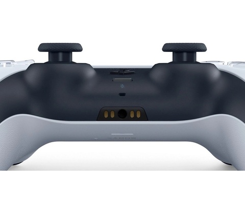 PlayStation 5, zepředu pohled na herní konzoli a ovladač