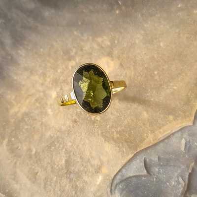 Vltavín Moldavite Zlatý prsten s vltavínem P22 0198