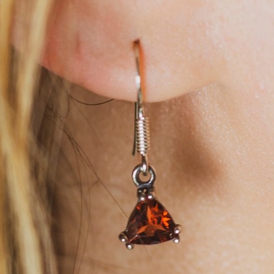 Drakkaria TRIANGULAR náušnice granát stříbro P4059