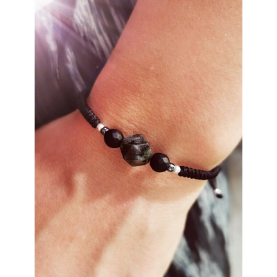 Дамска гривна с гравирана буква