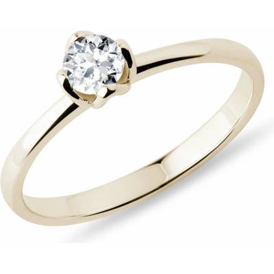 KLENOTA Zlatý prsteň ozdobený diamantom k0384013