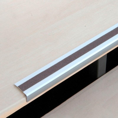 Protiskluzová schodová lišta, Aluminium m2, univerzální, hnědá, š 610 mm, síla materiálu 3 mm