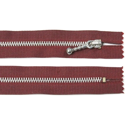 Kovový zip no.3 nerozepínací 20cm tmavě červený (stříbrné zoubky) ozdobný jezdec