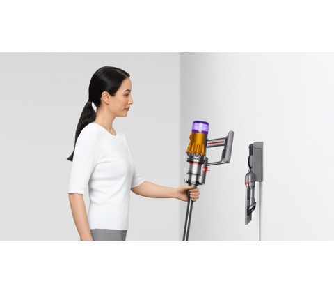 Dyson V12 Detect Slim Absolute 2023, stojící bezdrátový vysavač s hubicí.