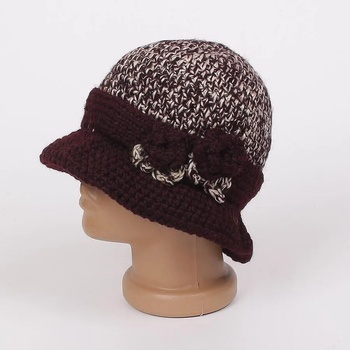 Мека и топла плетена шапка в кафяво и бежово с цветя