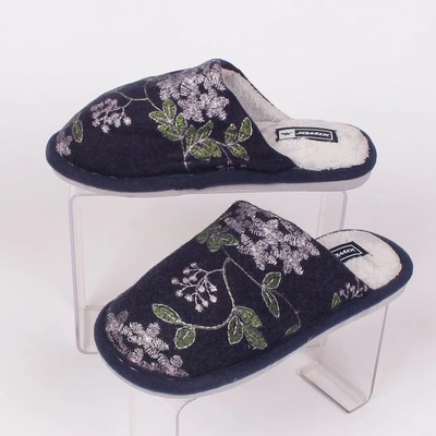 Плюшени пантофи в тъмносиньо с бродирани цветя