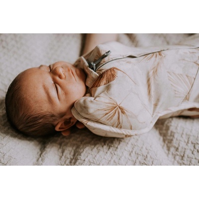 Sleepee Zavinovačka First Step Swaddle s čepičkou Bohemian Sand