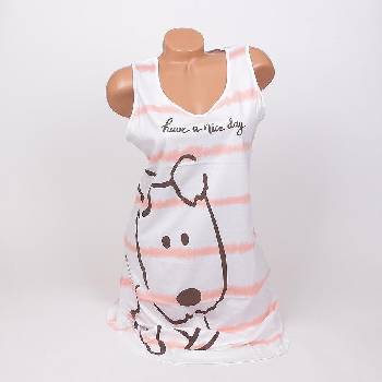 Бяла нощница с куче и райе в розово