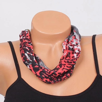 Трицветно фишу-колие с ефектен десен