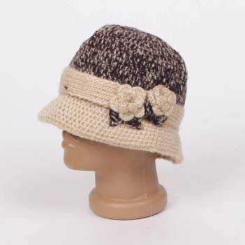 Дамска плетена шапка в бежово и черно с цветя