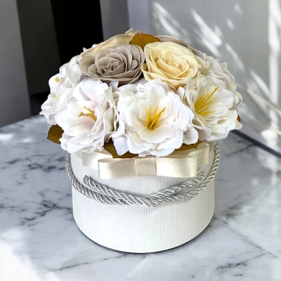 Biely flower box s luxusnými ružami a pivonkami