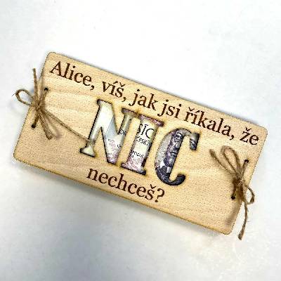 Dekorace z Česka Dřevěné přání na bankovky NIC nechceš? (PRO ŽENU/ PRO MUŽE/MNOŽNÉ ČÍSLO) Varianta: PRO MUŽE - jméno + věnování od koho - horní a spodní díl + 100 Kč