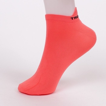 Дамски къси чорапи в коралов цвят с черен надпис