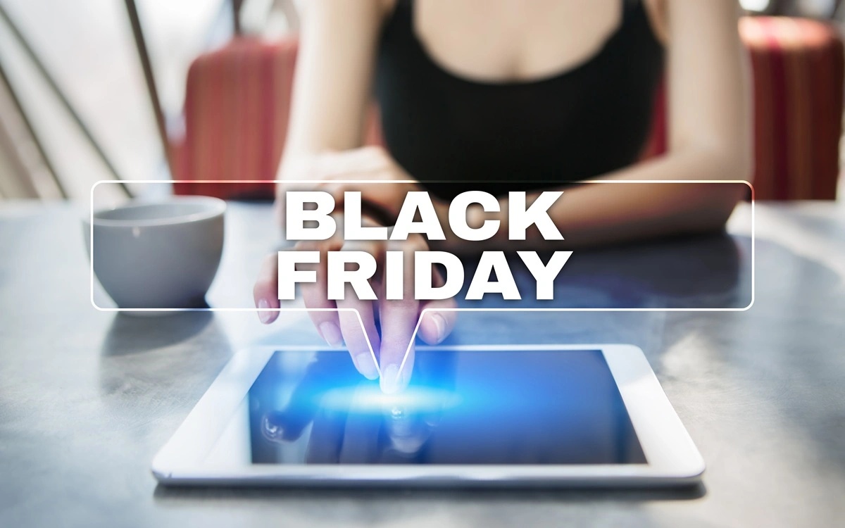 Žena chystajúca sa na tablete nakúpiť produkty v Black Friday 