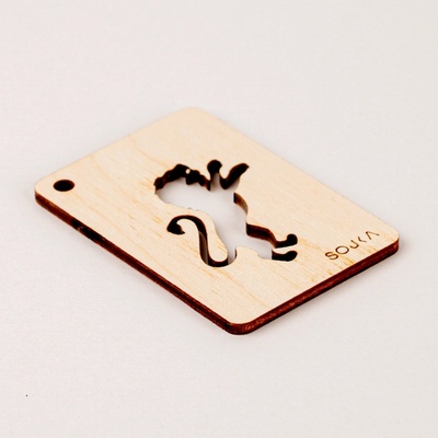 SOJKA Dřevěná vůně do auta - Lev obrys