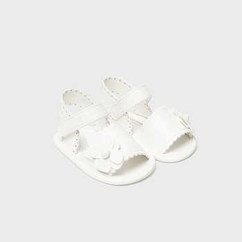 Mayoral Декоративни сандали за новородено момиче в бяло с цветенце Майорал