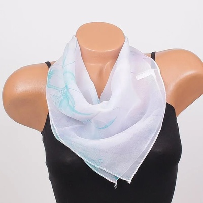 Стилно фишу в бяло с ментови цветя