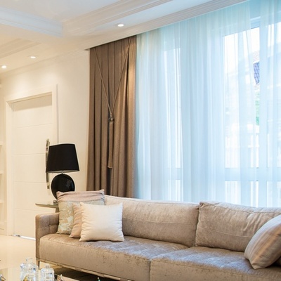 Hladký bílý voál LUX bez olůvka - 320 cm obšití okrajů a tunýlek 6 cm 320