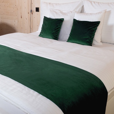 Biante Zamatový prehoz/behúň na posteľ Velvet Prémium SVP-040 Lesná zelená 50x140 cm