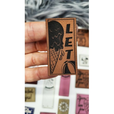Koženkový štítok LETO Materiál/farba: LASER Strieborno/červená