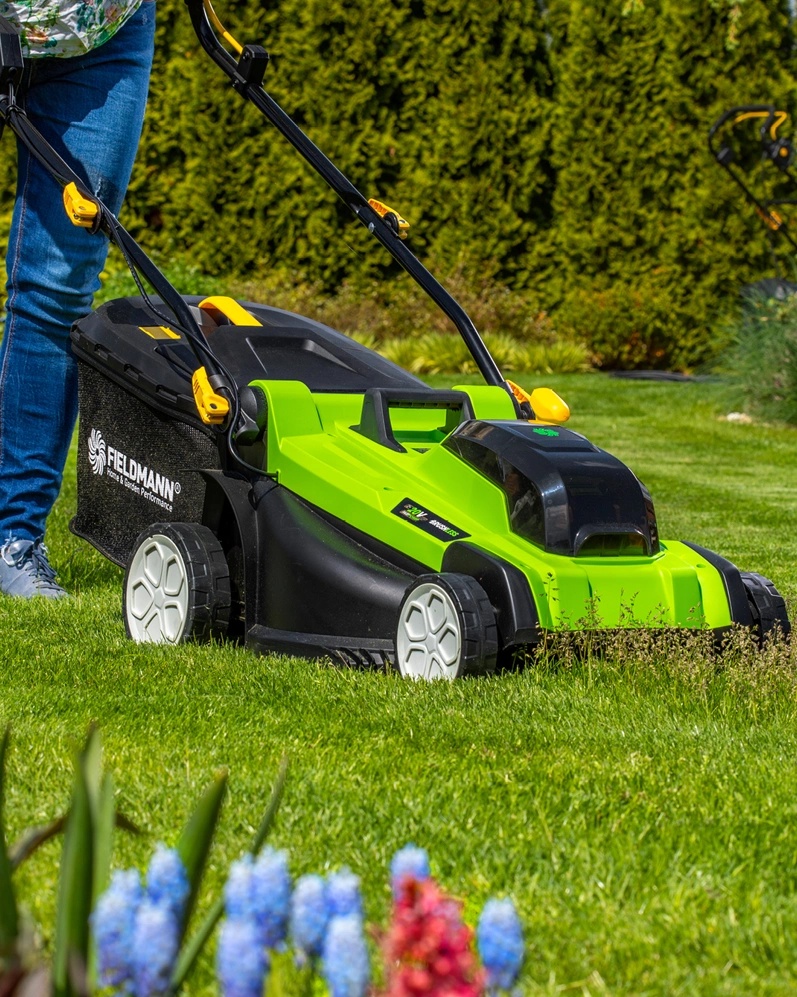 Fieldmann sekačka Sekačka Fieldmann při sekání trávníku