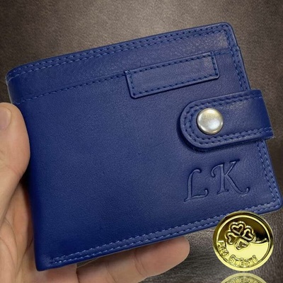 monogram dodá punc originality kožená peněženka. Modrá pánská kožená peněženka BEORIGINAL s monogramem a RFID ochranou