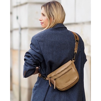 Mazzini Marco Béžová malá kožená crossbody kabelka na širokom popruhu