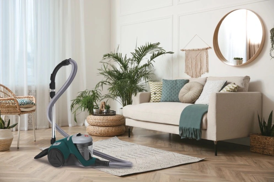 Bezsáčkový vysavač Hoover Bezsáčkový vysavač Hoover v obývacím pokoji