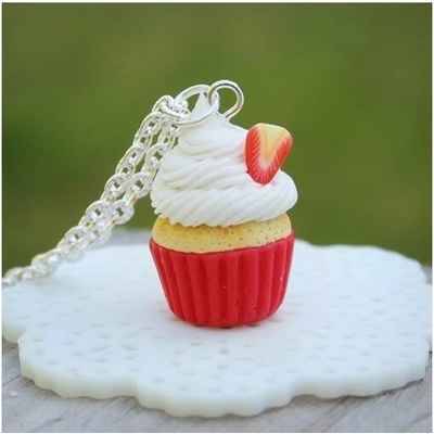 Prosperk Řetízek s přívěskem fimo - cupcake s jahodou S4611